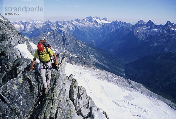 Sportkletterer  Anthony Comazzetto  Klettern entlang der Traverse Asulkan Grat zum Gipfel des Mount Jupiter  Rogers Pass  Glacier Nationalpark  British Columbia  Kanada
