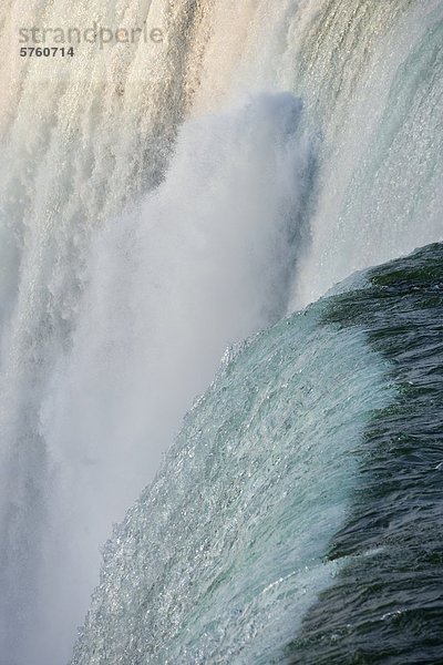 Vogelperspektive Blick auf die rauschenden Wasser des Horseshoe Falls  Niagara Falls  Ontario  Kanada