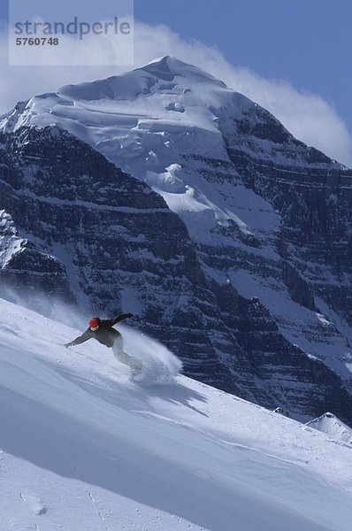 Ein Snowboarder Surfen das Pulver am Lake Louise  Temple Mountain  Banff Nationalpark  Rocky Mountains  Alberta  Kanada