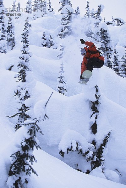 Pass ist ein Snowboarder springt die Kissen in den Lichtungen bei Roger  Glacier Nationalpark  British Columbia  Kanada