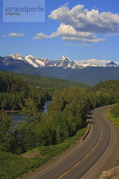 Ansicht des Skeena River und Hazelton Berge in der Nähe von Kitseguecla  British Columbia  Kanada