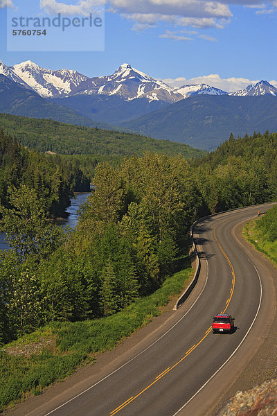 Ansicht des Skeena River und Berge entlang Highway 16 in der Nähe von Kitseguecla  British Columbia  Kanada