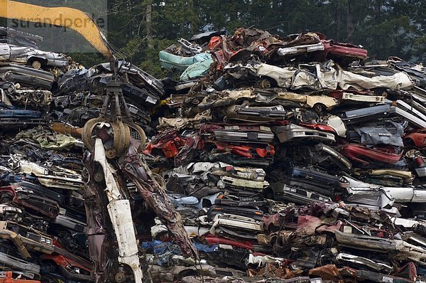 Kranich heben überflüssig Stapel flach British Columbia Kanada Turmkran Recyclinghof Vancouver Island