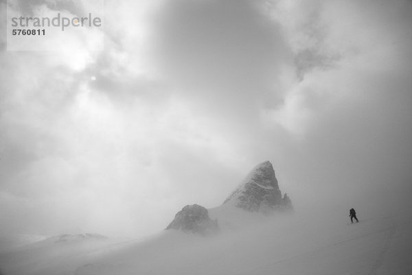 Ein Skifahrer-Uptracking auf den Wapta Eisfeldern  Banff-Nationalpark  Alberta  Kanada