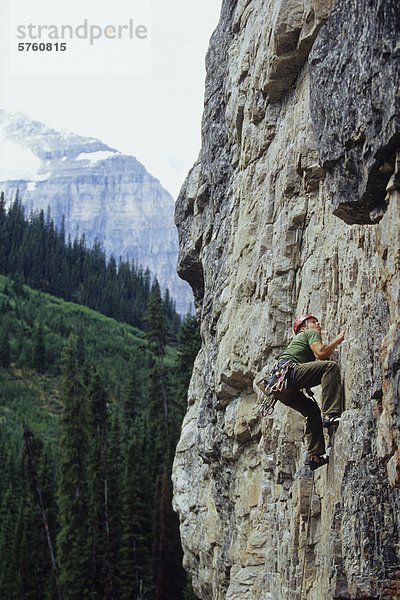 Ein Kletterer führt einen Aufstieg am Lake Louise  Banff Nationalpark  Alberta  Kanada