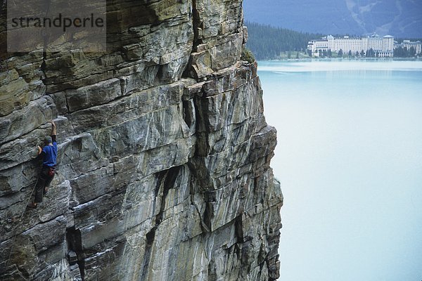 Ein Kletterer führt einen Aufstieg namens Mr. Roger 11 c am Lake Louise  Banff Nationalpark  Alberta  Kanada