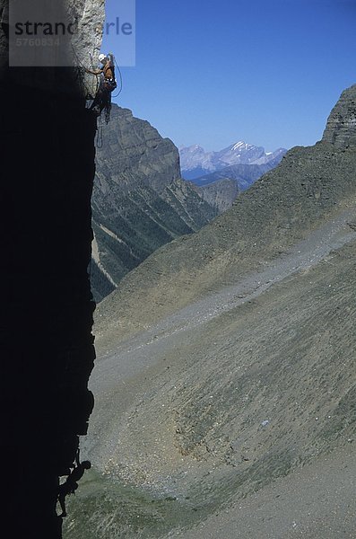 Bergsteiger auf Cardiac Arete auf der großen Sentinel  Lake Louise  Banff Nationalpark  Alberta  Kanada