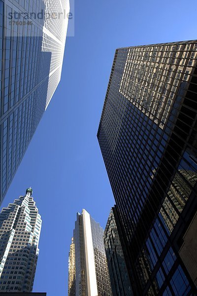 Flachwinkelansicht der Bay Street Gebäude  Toronto  Ontario  Kanada