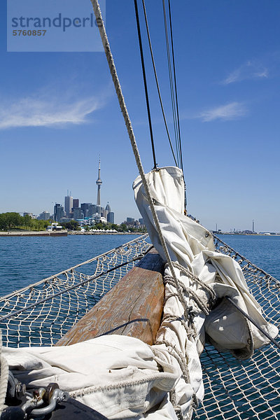 Toronto Skyline von Tall Ship Kajama  Toronto  Ontario  Kanada