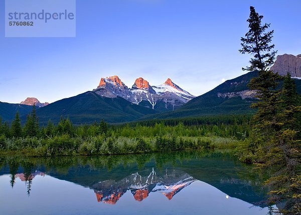 Drei Schwestern Berg besinnung in Wasser  Canmore  Alberta  Kanada