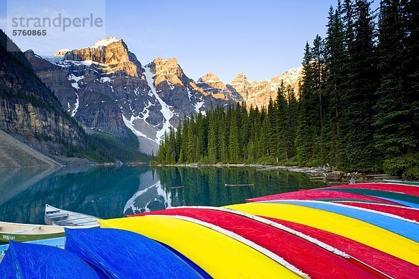 Kanus am Moraine Lake  Banff Nationalpark  Alberta  Kanada