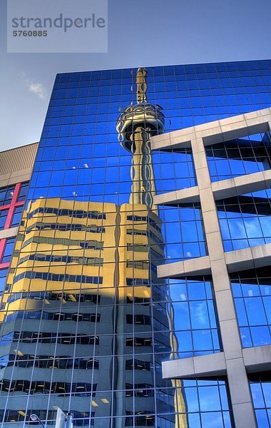 Reflexion der CN Tower in Toronto  Ontario  Kanada CBC Gebäude