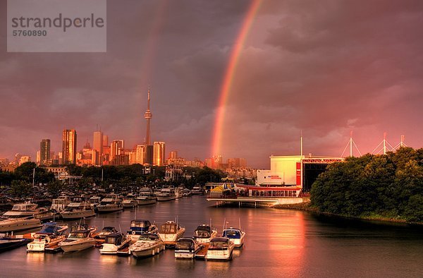Boote in Marina nach Sturm mit Regenbogen  Toronto  Ontario  Kanada