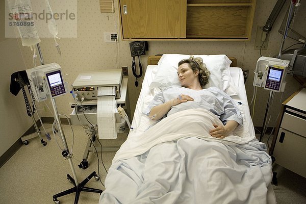 36 Jahre alte Frau zu gebären liegend im Krankenbett  Heusenstamm  Quebec  Kanada