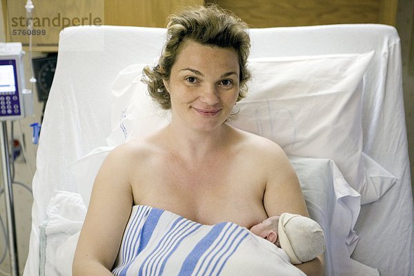 36 Jahre alte Frau liegt in einem Krankenhaus Bett Stillen ihre Neugeborenen  Heusenstamm  Quebec  Kanada