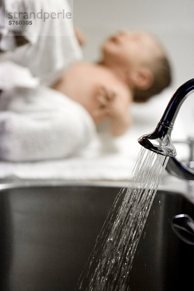 3 Tage alten Jungen gewaschen mit Fokus auf die Ausführung Wasserhahn im Vordergrund  Heusenstamm  Quebec  Kanada