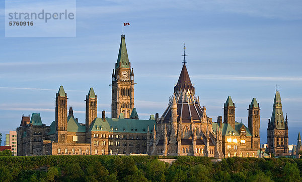 Häuser des Parlaments beleuchtet durch die Einstellung der Sonne  Ottawa  Ontario  Kanada