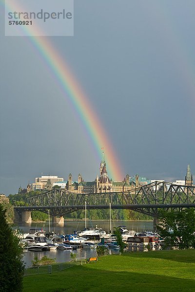 Regenbogen fällt über die Häuser des Parlaments  Ottawa  Ontario  Kanada