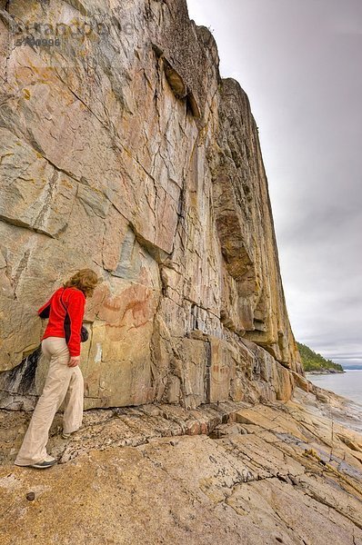 Tourist anzeigen die alten Piktogramme auf Agawa Rock  Agawa Rock Pictographs Trail  Lake Superior  Lake Superior Provincial Park  Ontario  Kanada