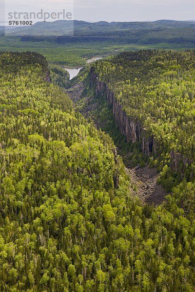 Luftbild des Ouimet Canyon in den Ouimet Canyon Provincial Park  Dorion  Ontario  Kanada