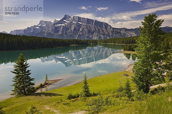 Zwei Jack-See mit Berg Reflexionen der Lake Minnewanka Loop Road im Banff Nationalpark  Alberta  Kanada