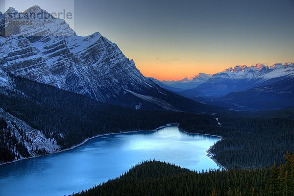 Luftaufnahme der Peyto Lake bei Sonnenuntergang  Banff Nationalpark  Alberta  Kanada