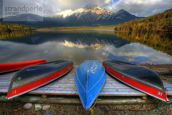 Gestrandeten Kanus am Dock und Pyramid Lake  Jasper Nationalpark  Alberta  Kanada