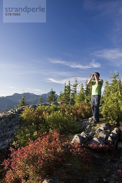 Wanderer Blick durchs Fernglas auf Hund Berg Mount Seymour Provincial Park in North Vancouver  British Columbia  Kanada