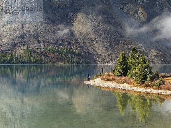 Wanderer in der Ferne am Bow Lake  Banff Nationalpark  Alberta  Kanada