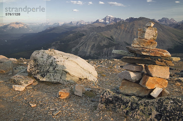 Cairn auf Whistlers Mountain Blick über Marmot Mountain und Mount Edith Cavell  Jasper Nationalpark  Alberta  Kanada