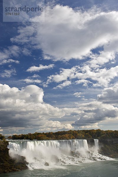 Die American Falls am Niagara River mit Blick auf die Niagara Falls  New York  USA