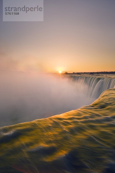 Horseshoe Falls bei Sonnenuntergang aus Tabelle Rock Sicht  Niagara Falls  Ontario