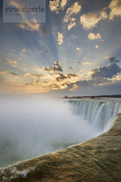 Horseshoe Falls bei Sonnenuntergang aus Tabelle Rock Sicht  Niagara Falls  Ontario