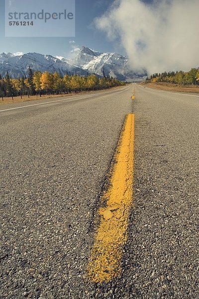 Autobahn 11 entlang Lake Abraham mit Mount Peskett  Kootenay Plains  Alberta  Kanada