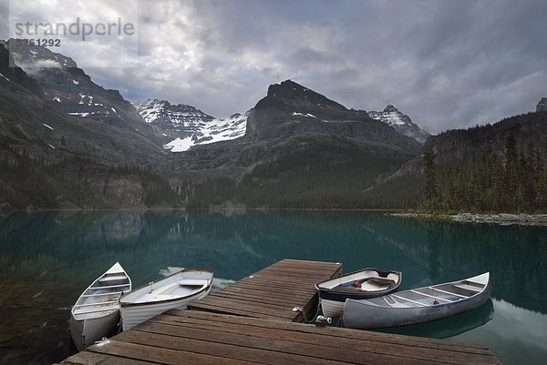 Boote und Dock und Lake O'Hara  Mount Lefroy  Yukness Berg  Gletscher und Gipfel Ringrose  Yoho Nationalpark  Britisch-Kolumbien  Kanada