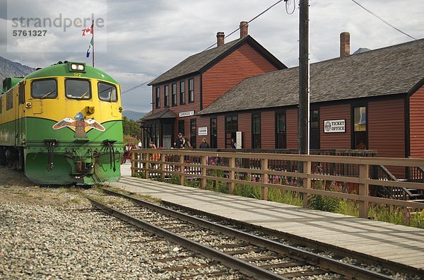 White Pass and Yukon Route Railroad Zug und Bahnhof  Carcross  Yukon Territorium  Kanada