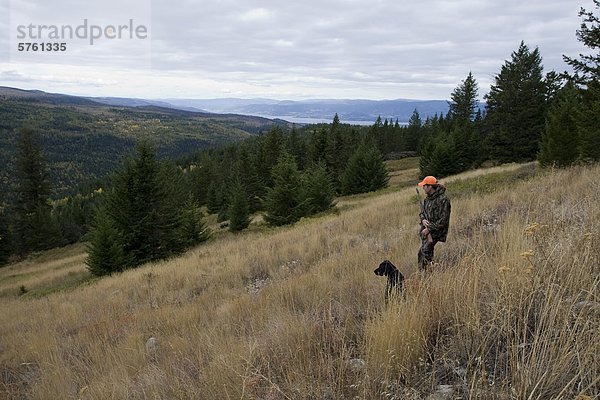 Mensch und Hund jagen zusammen in British Columbia  Kanada