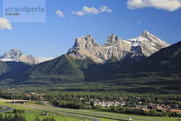 Der Trans-Canada Highway verläuft durch Bow Valley und die Stadt von Canmore unter den drei Schwestern-Bergen in Alberta  Kanada