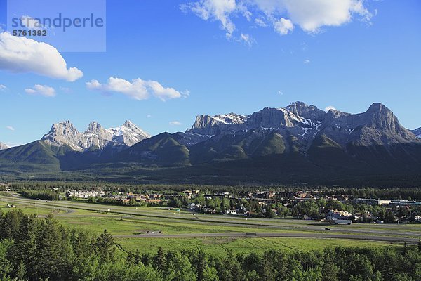 Der Trans-Canada Highway verläuft durch Bow Valley und die Stadt von Canmore unter den drei Schwestern-Bergen in Alberta  Kanada