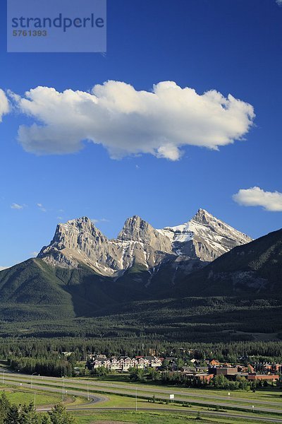 Der Trans-Canada Highway verläuft durch Bow Valley und die Stadt von Canmore unter den drei Schwestern-Bergen in Alberta  Kanada