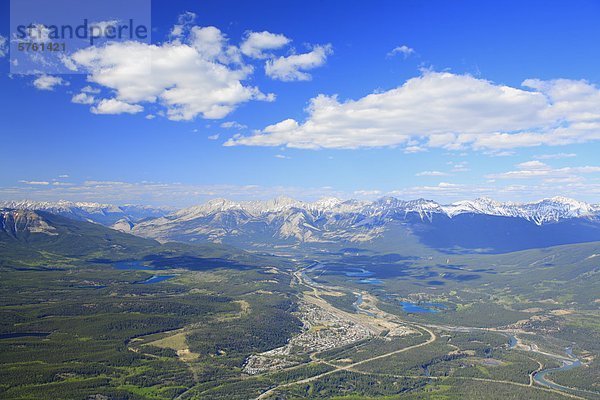 Luftbild der Stadt Jasper im Wald Tal des Athabasca River mit der Colin Range Mountains  Jasper Nationalpark  Alberta  Kanada