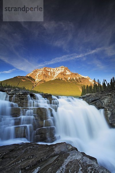 Athabasca Falls mit Mount Kerkeslin im Hintergrund im zeitigen Frühjahr  Jasper Nationalpark  Alberta  Kanada