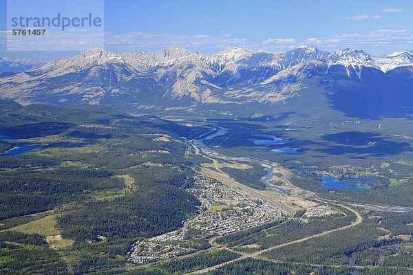 Luftbild der Stadt Jasper im Wald Tal des Athabasca River  Jasper Nationalpark  Alberta  Kanada