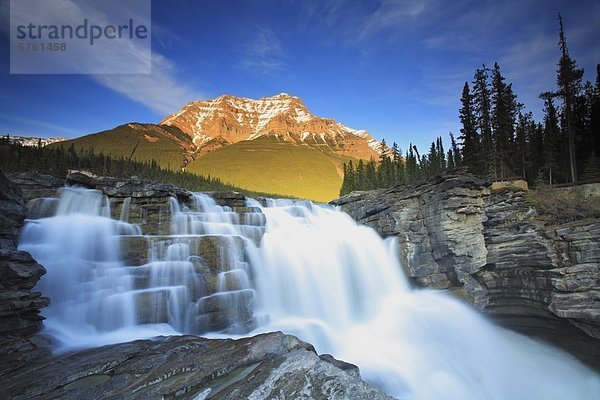 Sonnenuntergang über Athabasca Falls mit Mount Kerkeslin im Hintergrund  Jasper Nationalpark  Alberta  Kanada