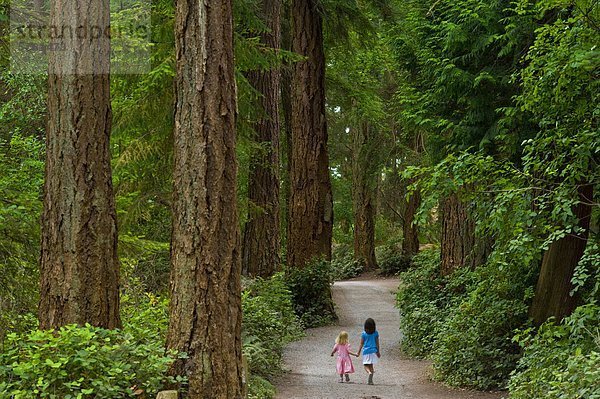 Kinder auf dem Weg zum Leuchtturm Park  West Vancouver  British Columbia  Kanada