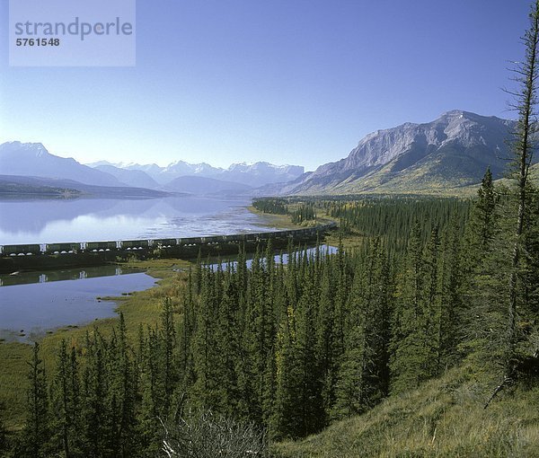 Tal des Athabasca River und Brule Lake mit CN Railway  das Tor zu den Rocky Mountains und Jasper-Nationalpark  nahe Brule und Hinton  Alberta  Kanada