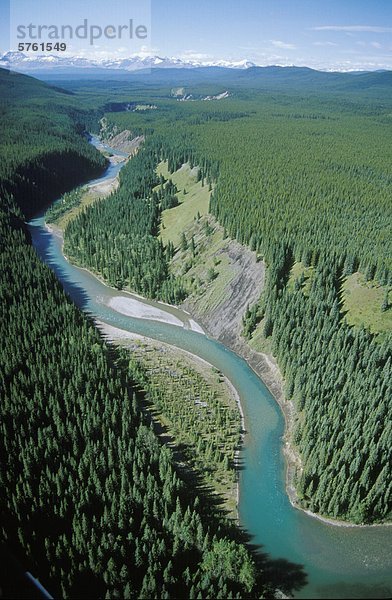 Luftaufnahme der Brazeau River Valley in der Wildland Brazeau Canyon Park in den Ausläufern der Rocky Mountains  Alberta  Canada