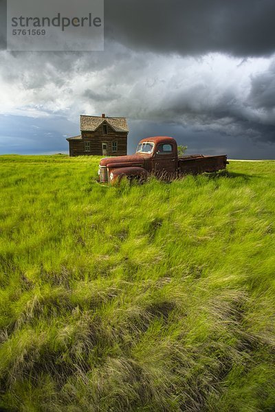 nahe Lastkraftwagen verlassen Führung Anleitung führen führt führend Kleinlastwagen Bauernhof Hof Höfe Saskatchewan Kanada alt