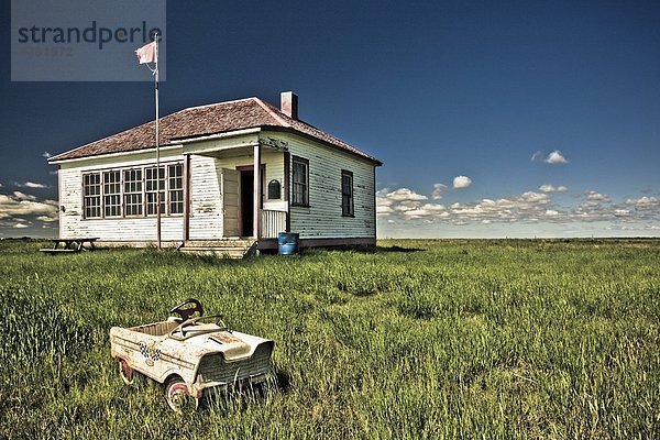 St. John' S Schulhaus  1911 ein Zimmer Schulhaus  mit Kindes Tretauto  Leader  Saskatchewan  Kanada