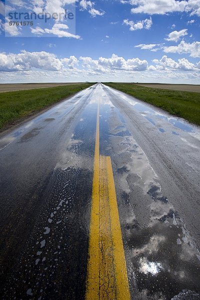 Ländliche Straße (Hwy 21) nach Regen Dusche  südöstlichen Saskatchewan  Kanada